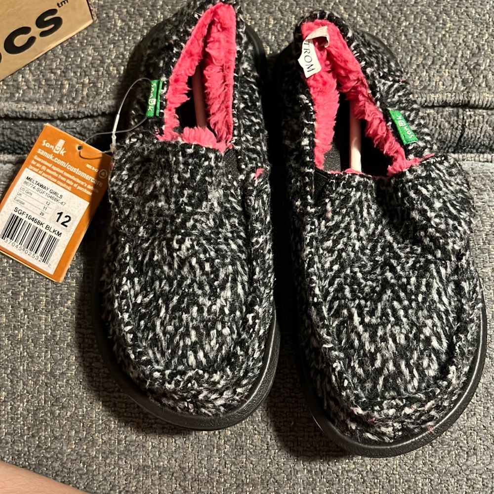 Sanuk comfy slippers